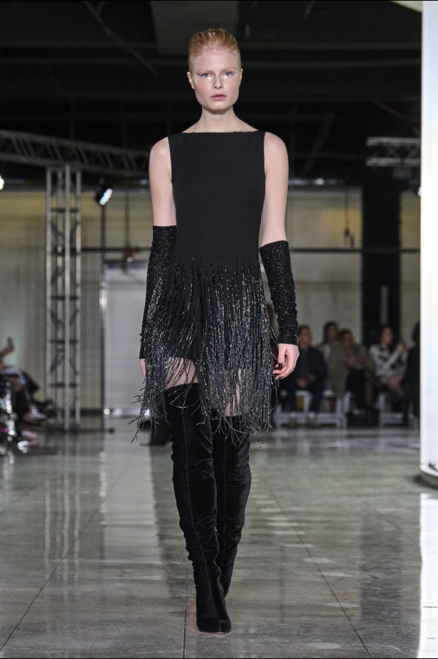 تشكيلة نعيم خان لموسم خريف وشتاء 2024 أسلوب جريء بطيات الترتر والريش 