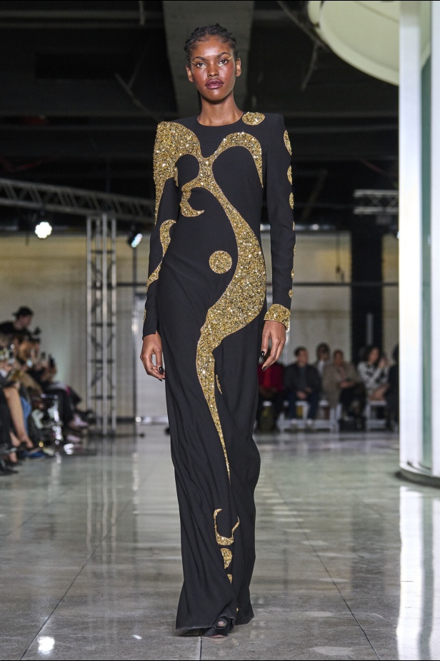 تشكيلة نعيم خان لموسم خريف وشتاء 2024 أسلوب جريء بطيات الترتر والريش 