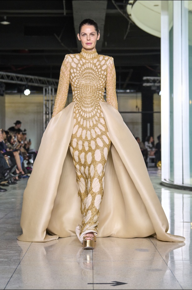 تشكيلة نعيم خان لموسم خريف وشتاء 2024 أسلوب جريء بطيات الترتر والريش 