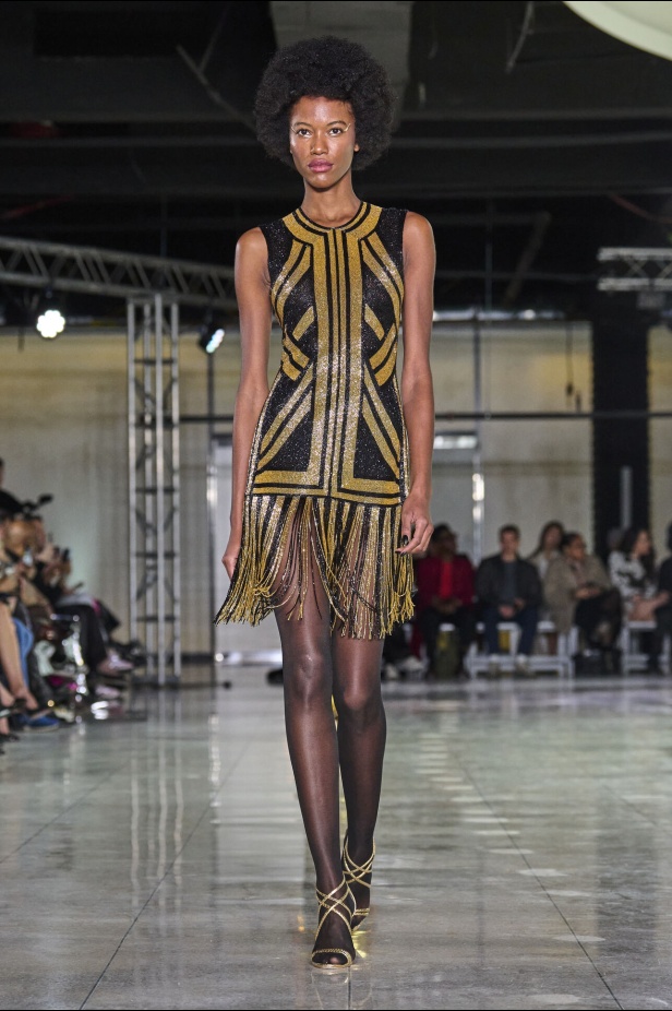 تشكيلة نعيم خان لموسم خريف وشتاء 2024 أسلوب جريء بطيات الترتر والريش 