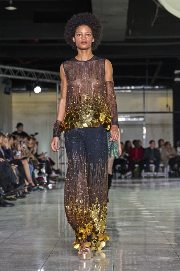 تشكيلة نعيم خان لموسم خريف وشتاء 2024 أسلوب جريء بطيات الترتر والريش 