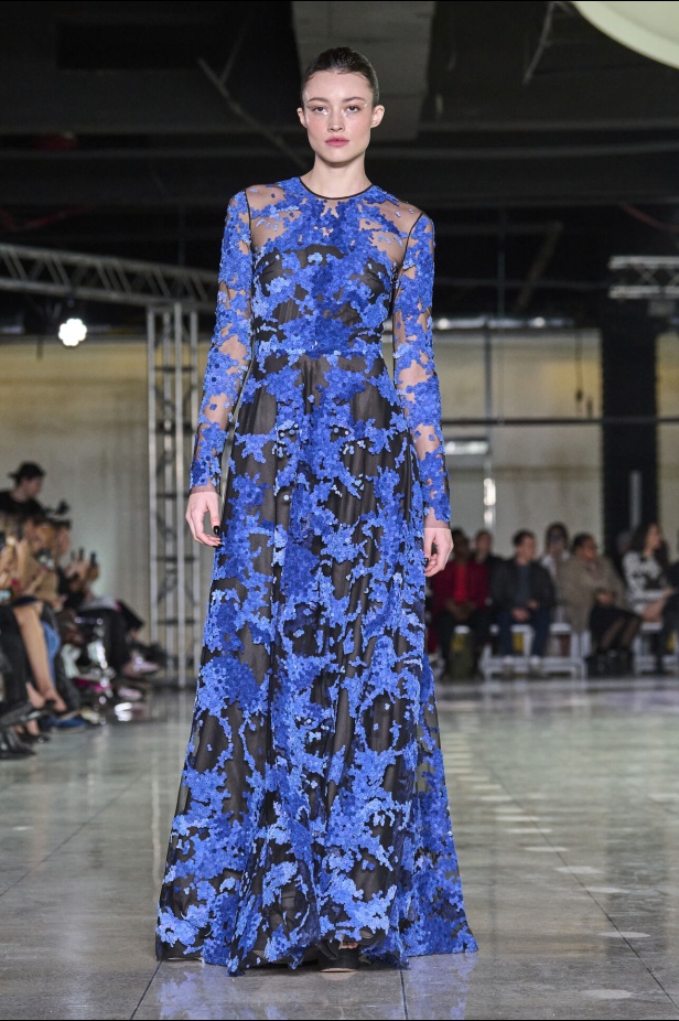 تشكيلة نعيم خان لموسم خريف وشتاء 2024 أسلوب جريء بطيات الترتر والريش 