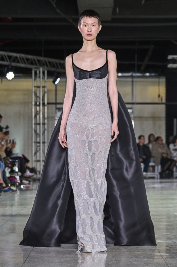 تشكيلة نعيم خان لموسم خريف وشتاء 2024 أسلوب جريء بطيات الترتر والريش 