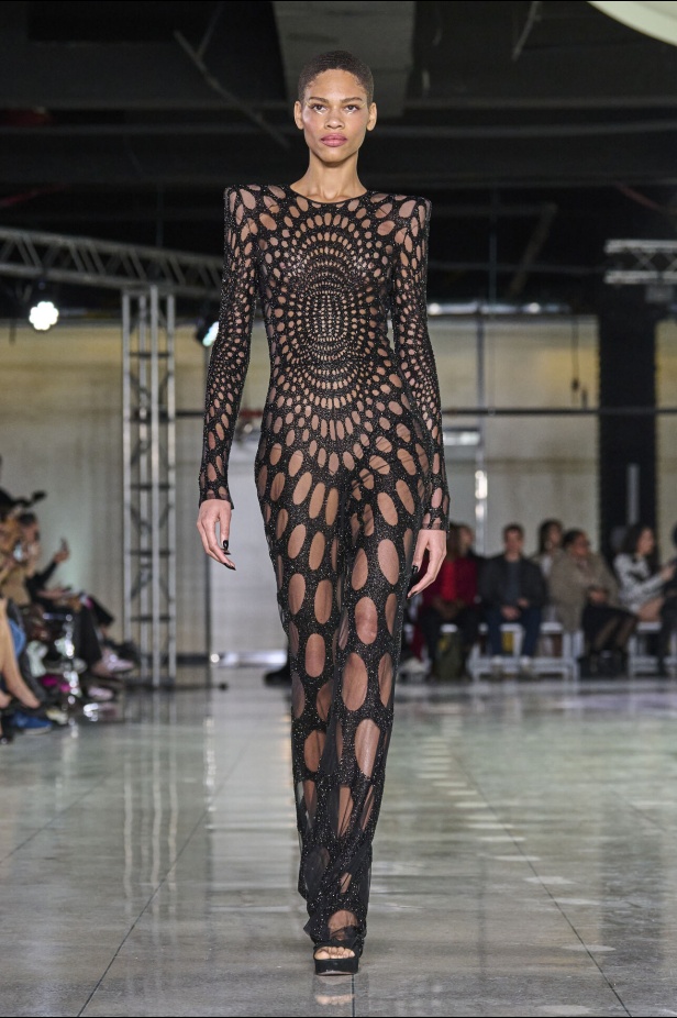 تشكيلة نعيم خان لموسم خريف وشتاء 2024 أسلوب جريء بطيات الترتر والريش 