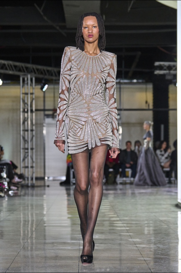 تشكيلة نعيم خان لموسم خريف وشتاء 2024 أسلوب جريء بطيات الترتر والريش 