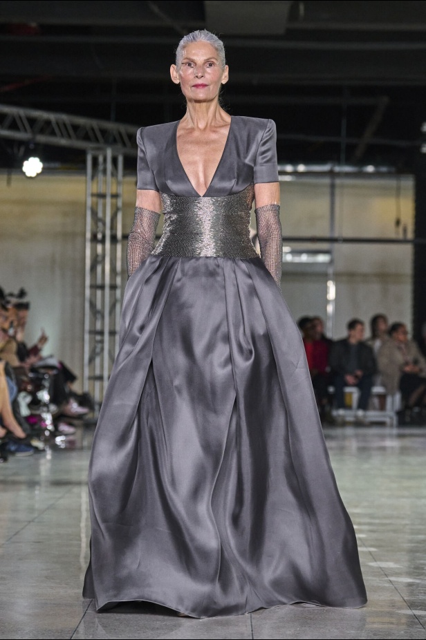 تشكيلة نعيم خان لموسم خريف وشتاء 2024 أسلوب جريء بطيات الترتر والريش 