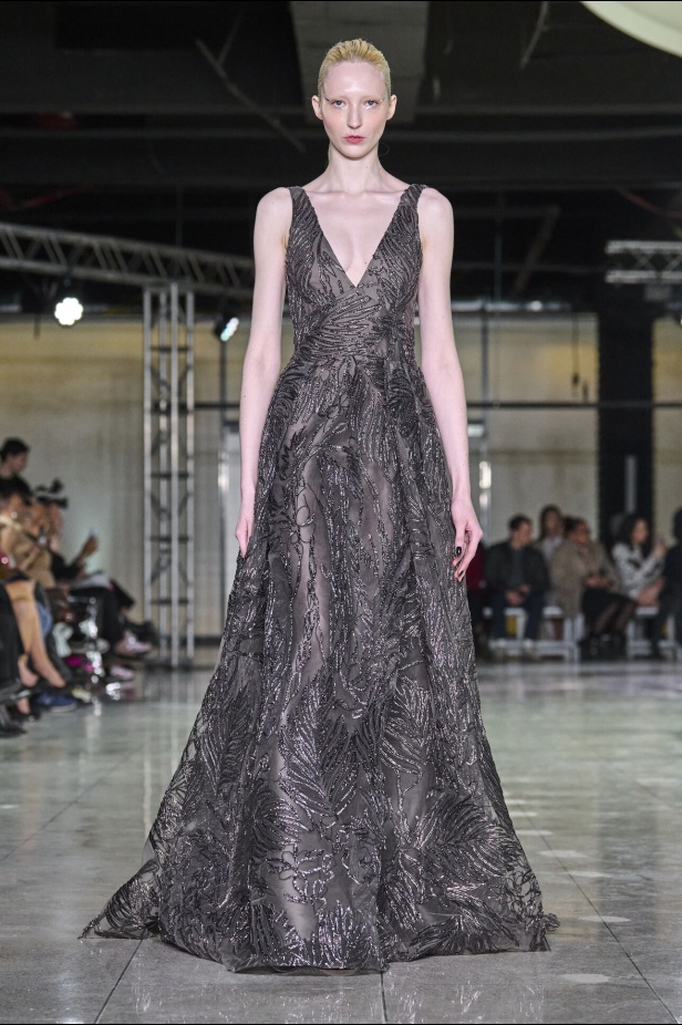 تشكيلة نعيم خان لموسم خريف وشتاء 2024 أسلوب جريء بطيات الترتر والريش 