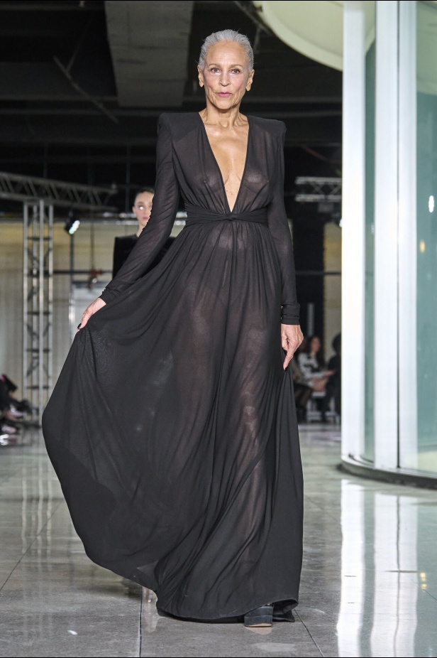 تشكيلة نعيم خان لموسم خريف وشتاء 2024 أسلوب جريء بطيات الترتر والريش 