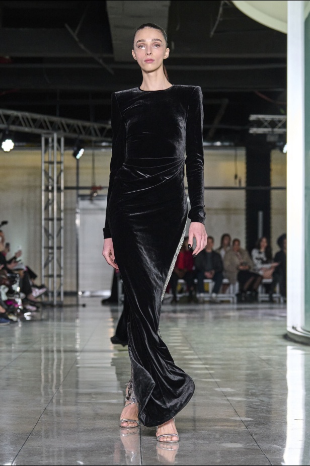 تشكيلة نعيم خان لموسم خريف وشتاء 2024 أسلوب جريء بطيات الترتر والريش 