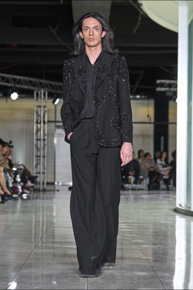 تشكيلة نعيم خان لموسم خريف وشتاء 2024 أسلوب جريء بطيات الترتر والريش 