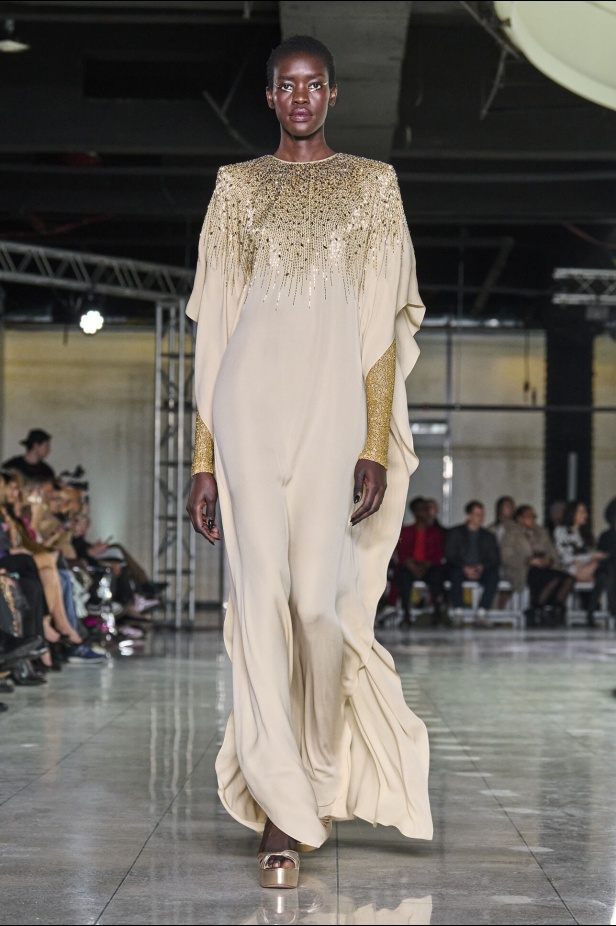 تشكيلة نعيم خان لموسم خريف وشتاء 2024 أسلوب جريء بطيات الترتر والريش 