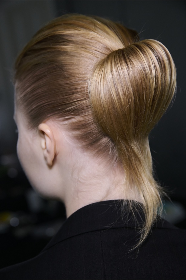 تشكيلة نعيم خان لموسم خريف وشتاء 2024 أسلوب جريء بطيات الترتر والريش 