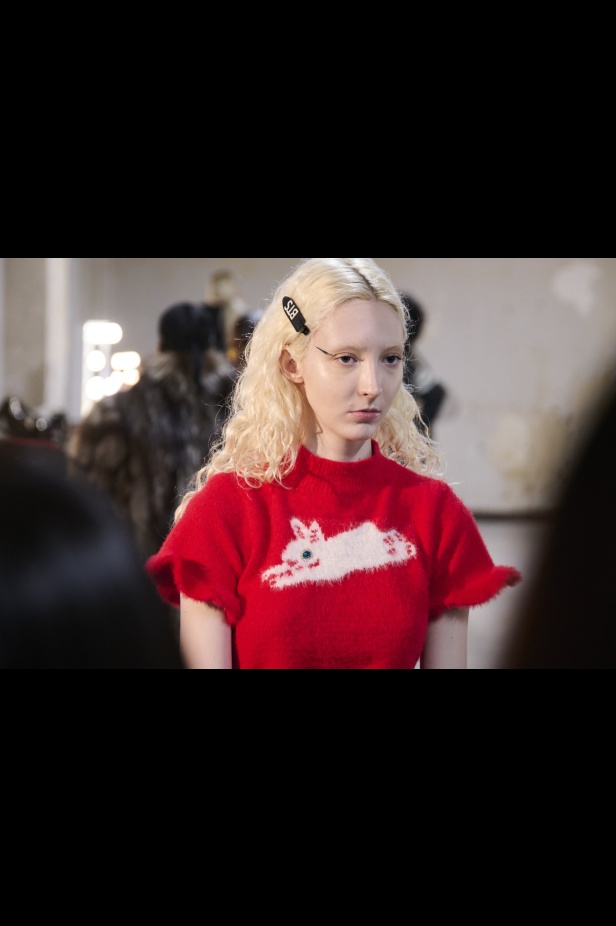 تشكيلة نعيم خان لموسم خريف وشتاء 2024 أسلوب جريء بطيات الترتر والريش 