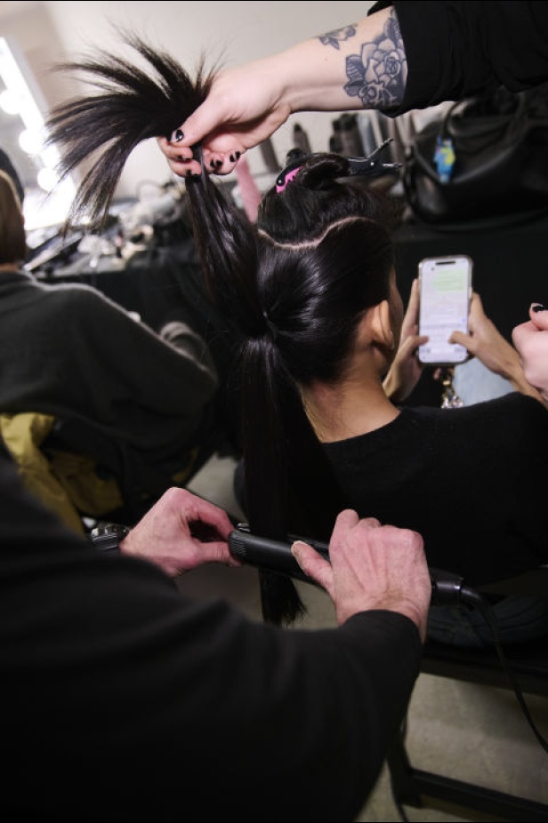 تشكيلة نعيم خان لموسم خريف وشتاء 2024 أسلوب جريء بطيات الترتر والريش 