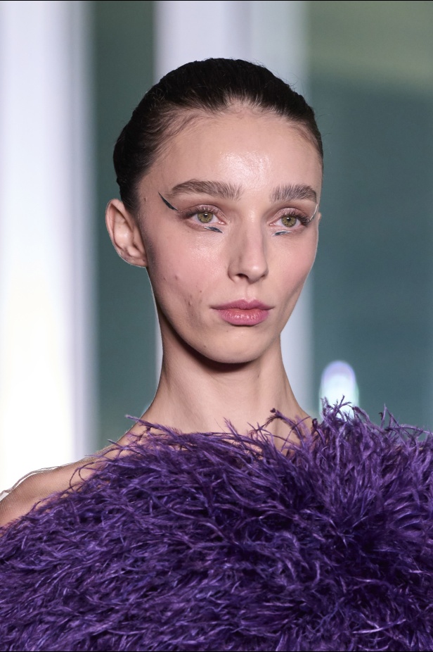 تشكيلة نعيم خان لموسم خريف وشتاء 2024 أسلوب جريء بطيات الترتر والريش 