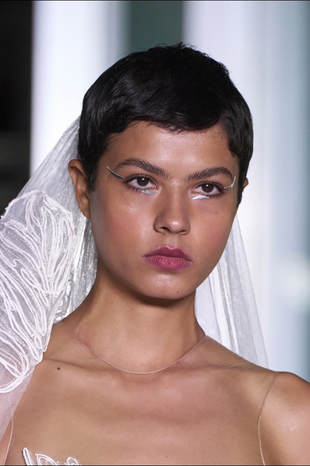 تشكيلة نعيم خان لموسم خريف وشتاء 2024 أسلوب جريء بطيات الترتر والريش 