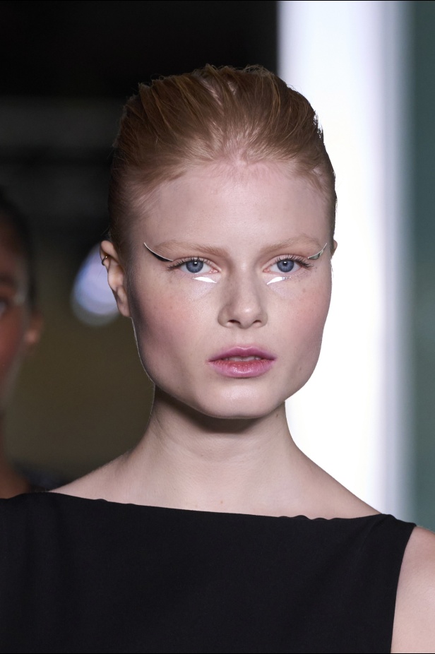 تشكيلة نعيم خان لموسم خريف وشتاء 2024 أسلوب جريء بطيات الترتر والريش 