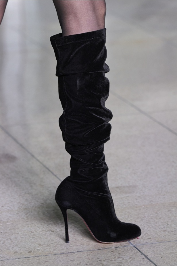 تشكيلة نعيم خان لموسم خريف وشتاء 2024 أسلوب جريء بطيات الترتر والريش 