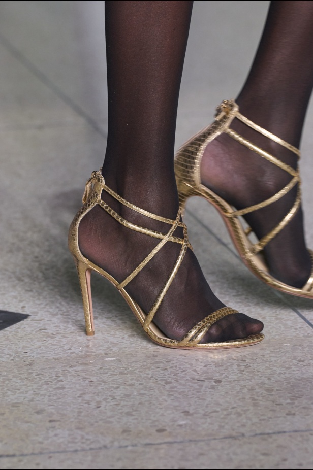 تشكيلة نعيم خان لموسم خريف وشتاء 2024 أسلوب جريء بطيات الترتر والريش 