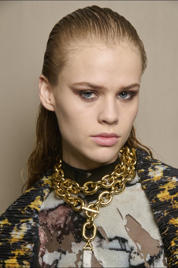 الإطلالات الجمالية  في عرض "روبرتو كفالي" خريف و شتاء 2024