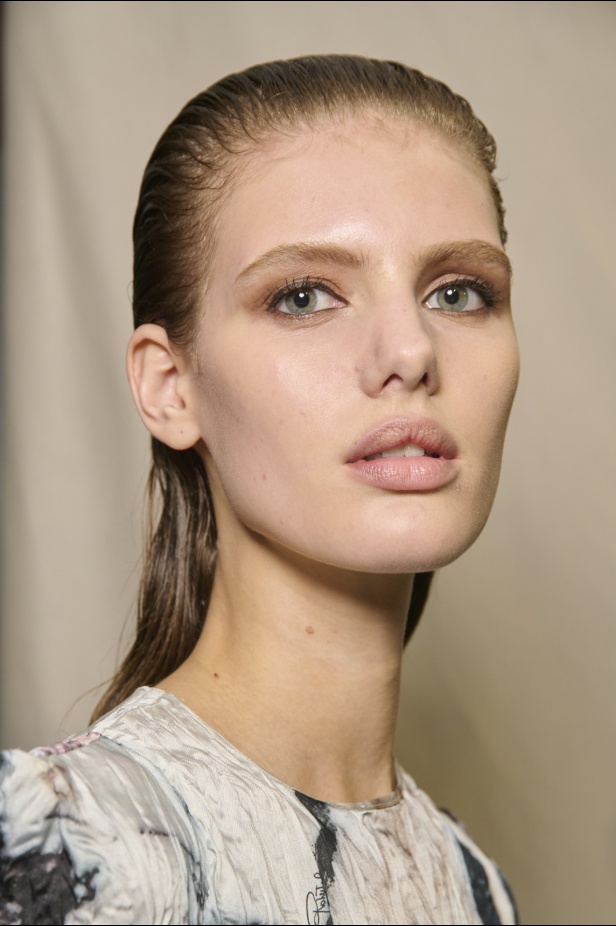 الإطلالات الجمالية  في عرض "روبرتو كفالي" خريف و شتاء 2024