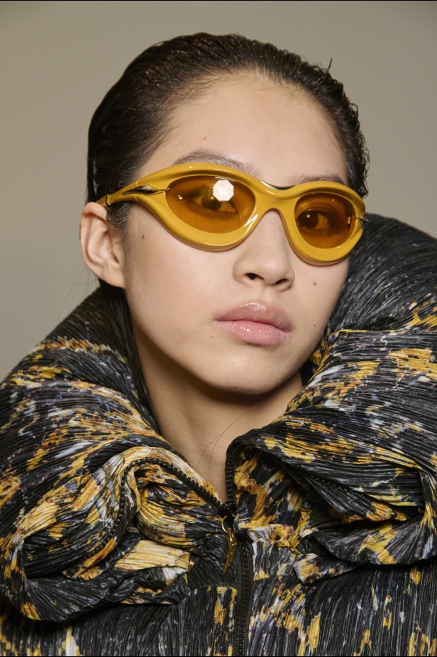 الإطلالات الجمالية  في عرض "روبرتو كفالي" خريف و شتاء 2024