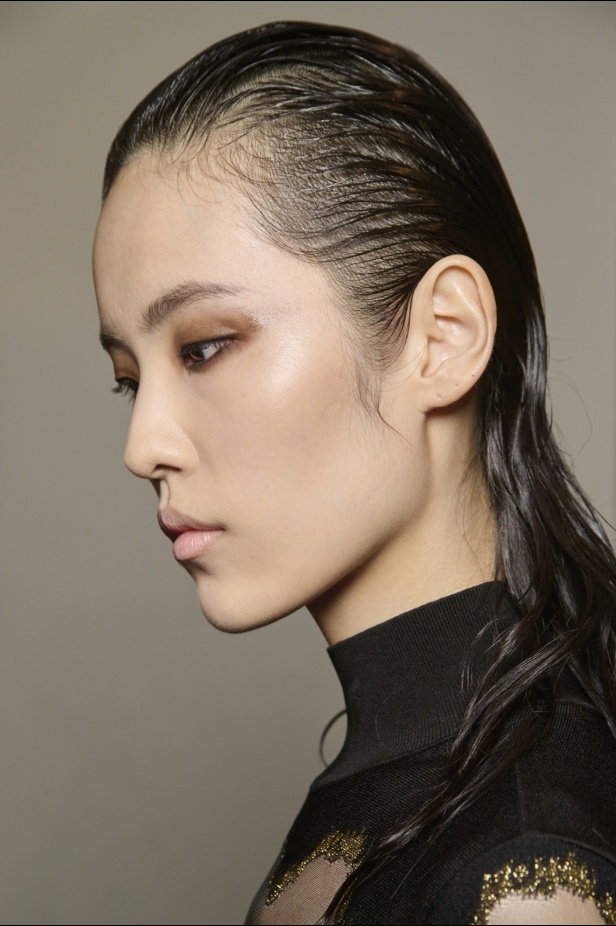 الإطلالات الجمالية  في عرض "روبرتو كفالي" خريف و شتاء 2024