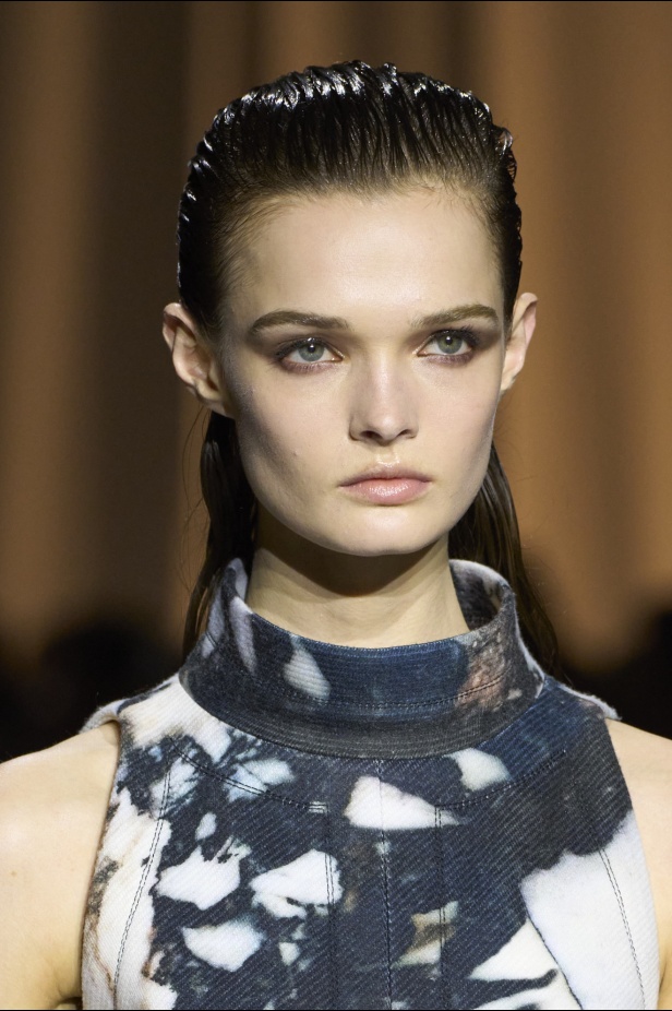 الإطلالات الجمالية  في عرض "روبرتو كفالي" خريف و شتاء 2024