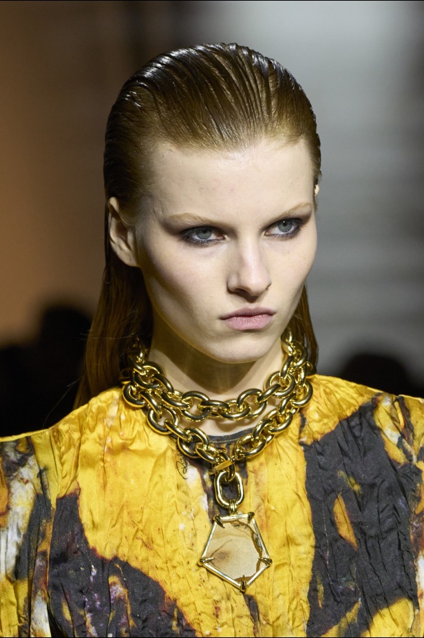 الإطلالات الجمالية  في عرض "روبرتو كفالي" خريف و شتاء 2024