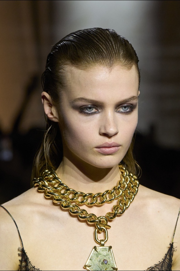 الإطلالات الجمالية  في عرض "روبرتو كفالي" خريف و شتاء 2024