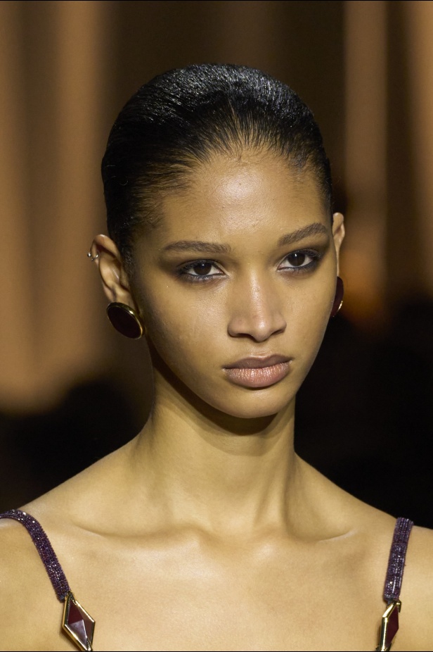 الإطلالات الجمالية  في عرض "روبرتو كفالي" خريف و شتاء 2024