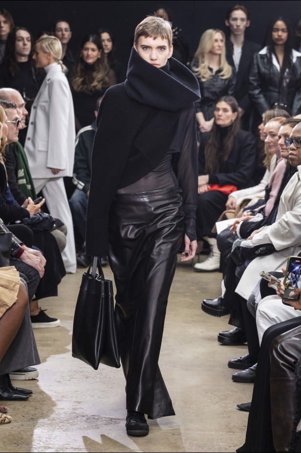 مجموعة Proenza Schouler لخريف وشتاء 2024 في نيويورك
