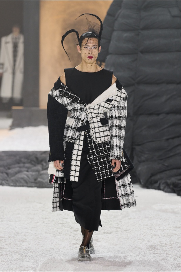 خيال الشعر والحرف اليدوية يختتم أسبوع الموضة النيويوركي مع مجموعة THOM BROWNE