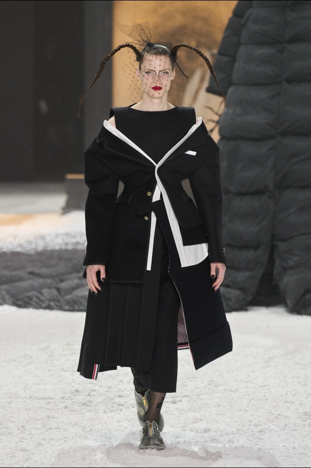 خيال الشعر والحرف اليدوية يختتم أسبوع الموضة النيويوركي مع مجموعة THOM BROWNE