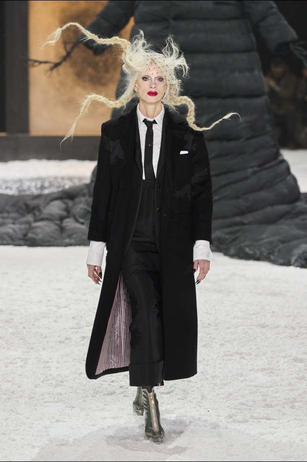 خيال الشعر والحرف اليدوية يختتم أسبوع الموضة النيويوركي مع مجموعة THOM BROWNE