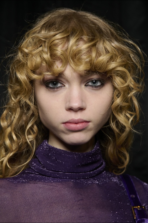 الإطلالات الجمالية لعرض أزياء Tom Ford لخريف وشتاء 2024-2025 في ميلانو