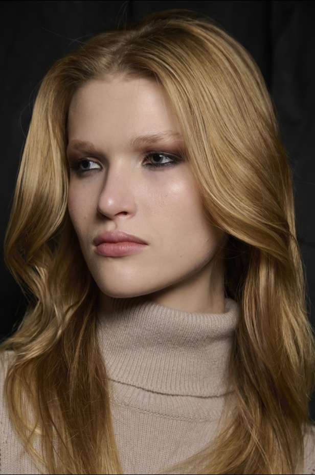 الإطلالات الجمالية لعرض أزياء Tom Ford لخريف وشتاء 2024-2025 في ميلانو