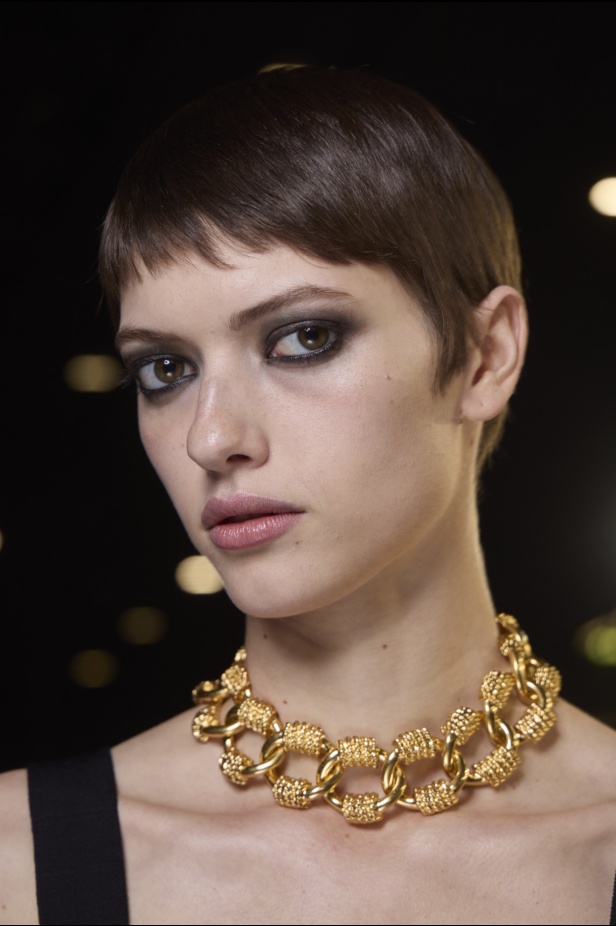 الإطلالات الجمالية لعرض أزياء Tom Ford لخريف وشتاء 2024-2025 في ميلانو