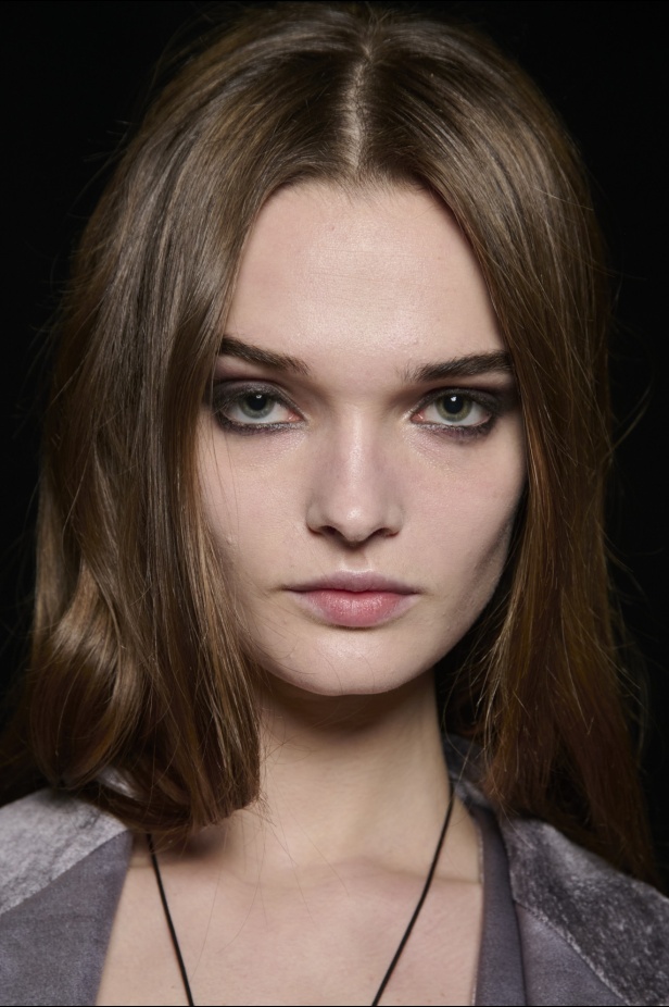 الإطلالات الجمالية لعرض أزياء Tom Ford لخريف وشتاء 2024-2025 في ميلانو