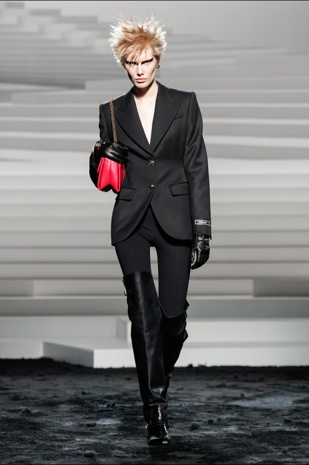 مجموعة Versace لخريف وشتاء 2024- 2025