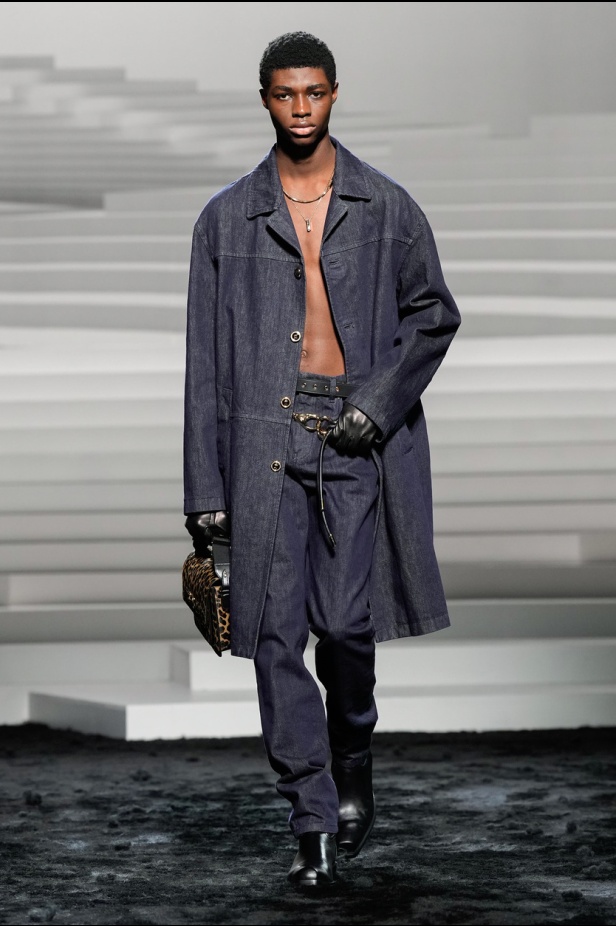 مجموعة Versace لخريف وشتاء 2024- 2025