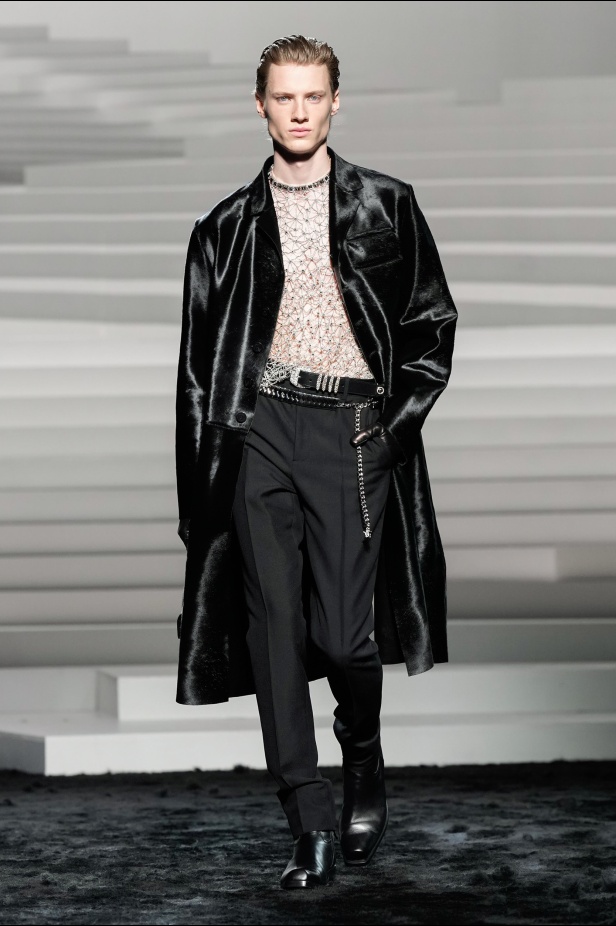 مجموعة Versace لخريف وشتاء 2024- 2025