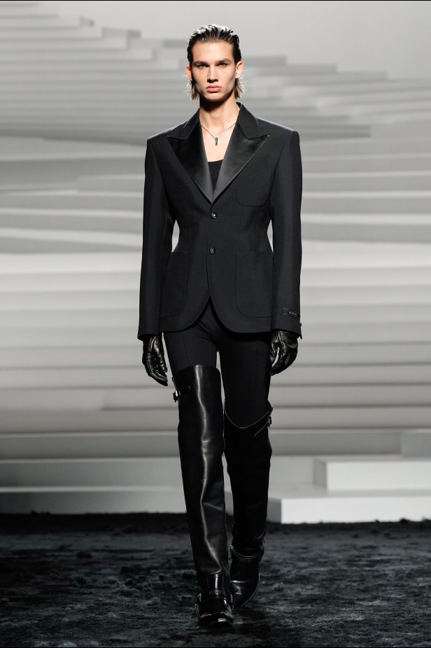 مجموعة Versace لخريف وشتاء 2024- 2025