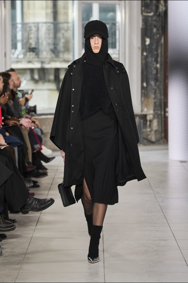 مجموعة Akris تلاعب في الضوء وعملية في التصاميم