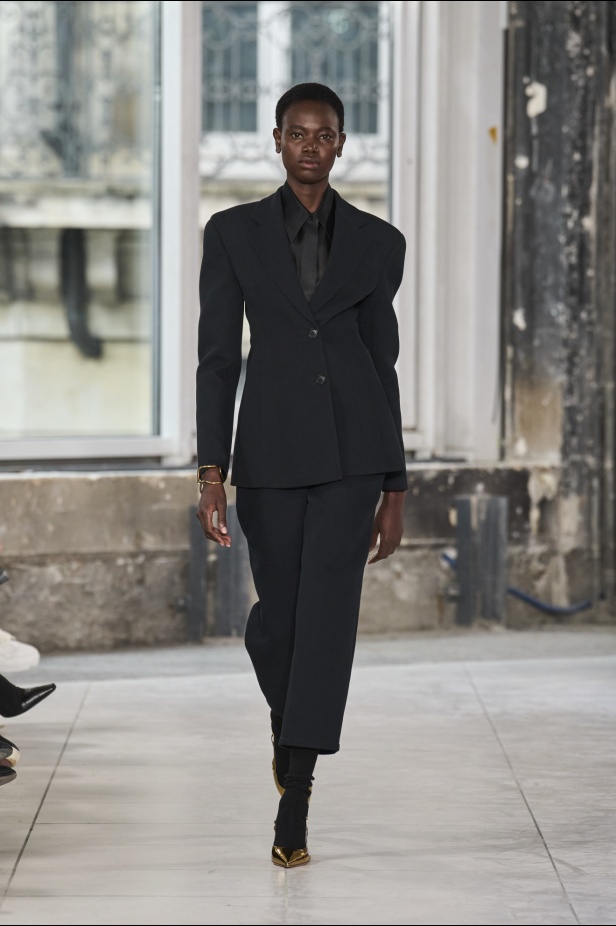 مجموعة Akris تلاعب في الضوء وعملية في التصاميم