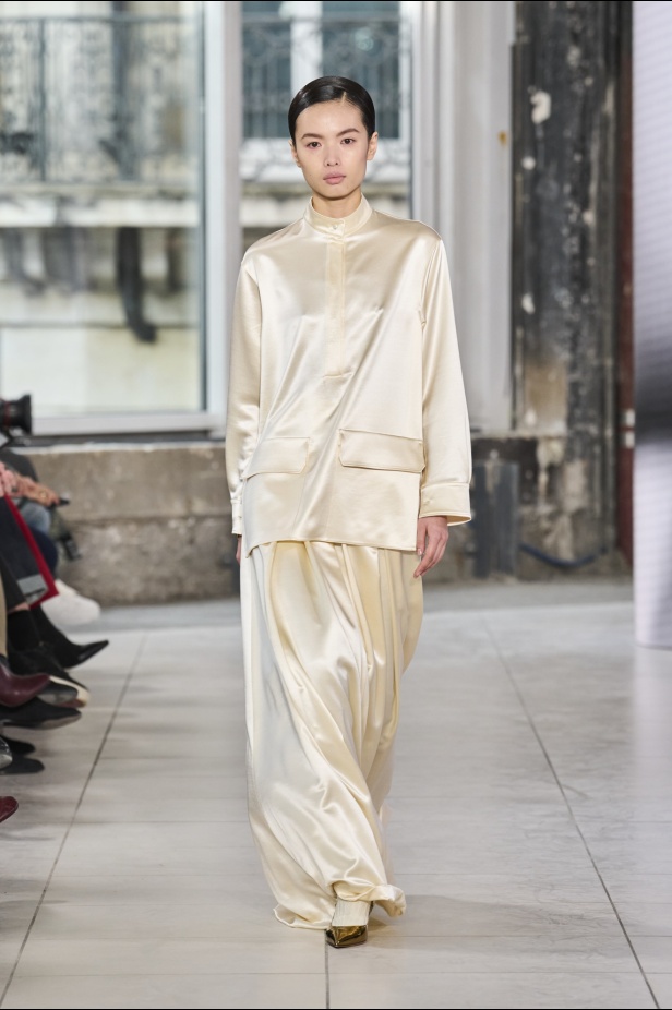 مجموعة Akris تلاعب في الضوء وعملية في التصاميم