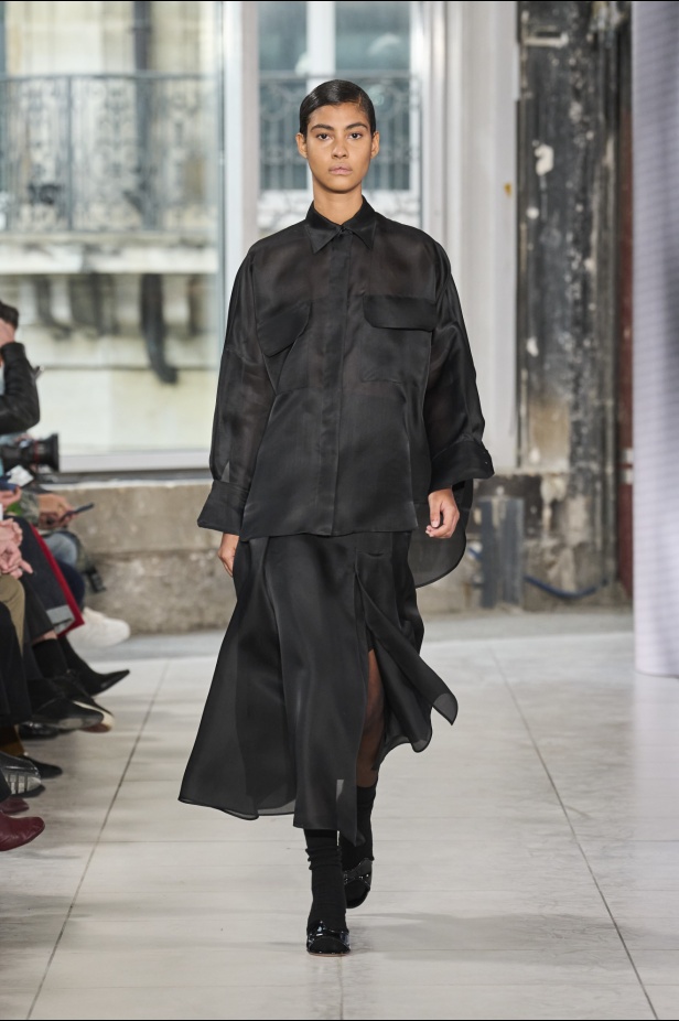 مجموعة Akris تلاعب في الضوء وعملية في التصاميم