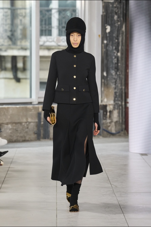 مجموعة Akris تلاعب في الضوء وعملية في التصاميم