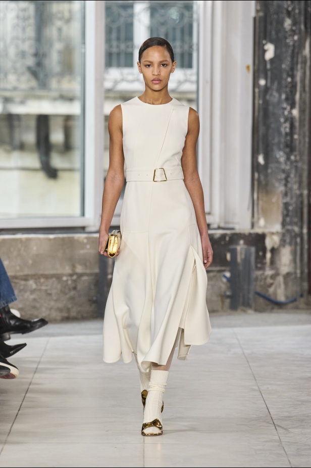 مجموعة Akris تلاعب في الضوء وعملية في التصاميم