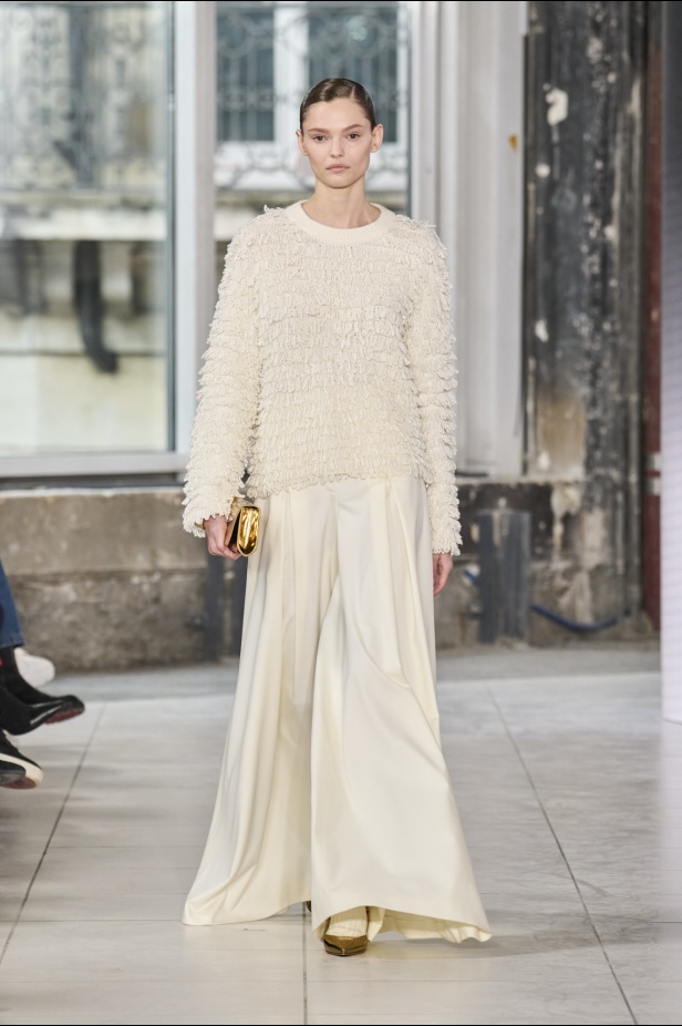 مجموعة Akris تلاعب في الضوء وعملية في التصاميم